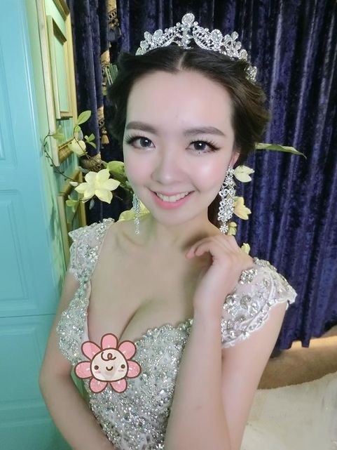 大婚造型好像略性感了  这婚纱照很少见哦