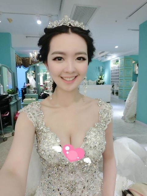 大婚造型好像略性感了  这婚纱照很少见哦