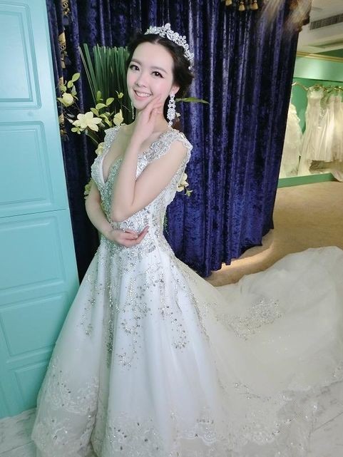 大婚造型好像略性感了  这婚纱照很少见哦