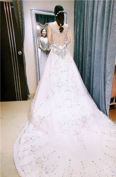 大婚造型都是复古巴洛克风 婚纱礼服都带钻