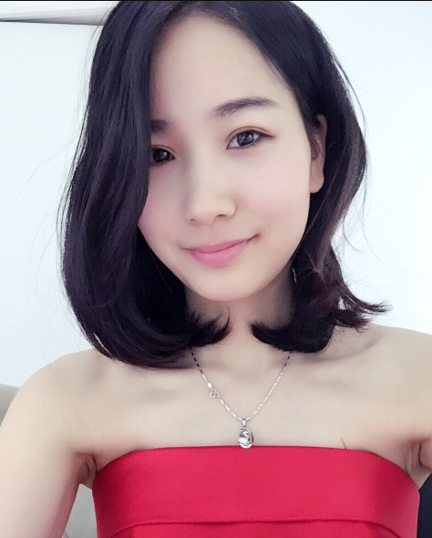 一个人去试纱 大家帮看下这件灰色礼服