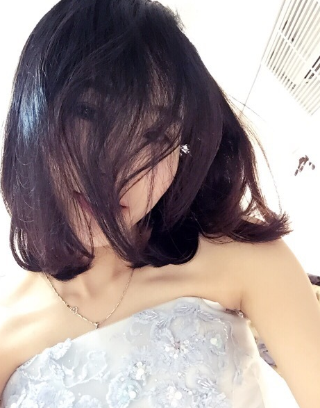 一个人去试纱 大家帮看下这件灰色礼服